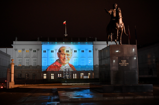 Jan Paweł II wyświetlony na fasadzie Pałacu Prezydenckiego. Burza w komentarzach