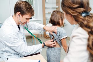 Pediatra widzi wyraźną zmianę w infekcjach u dzieci teraz i przed rokiem. Dzieci chorują ciężej czy lżej?