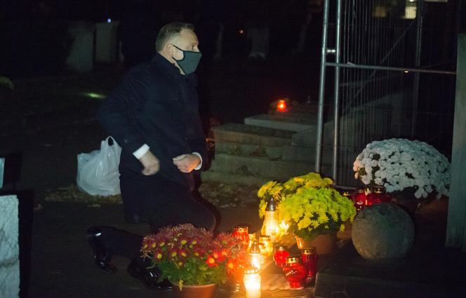 Tajna wizyta na cmentarzu. Andrzej Duda 