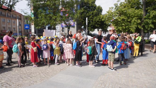  Dni Bajki 2024. W centrum Olsztyna zrobiło się bajkowo. Dzieci przejęły władzę nad miastem [ZDJĘCIA]