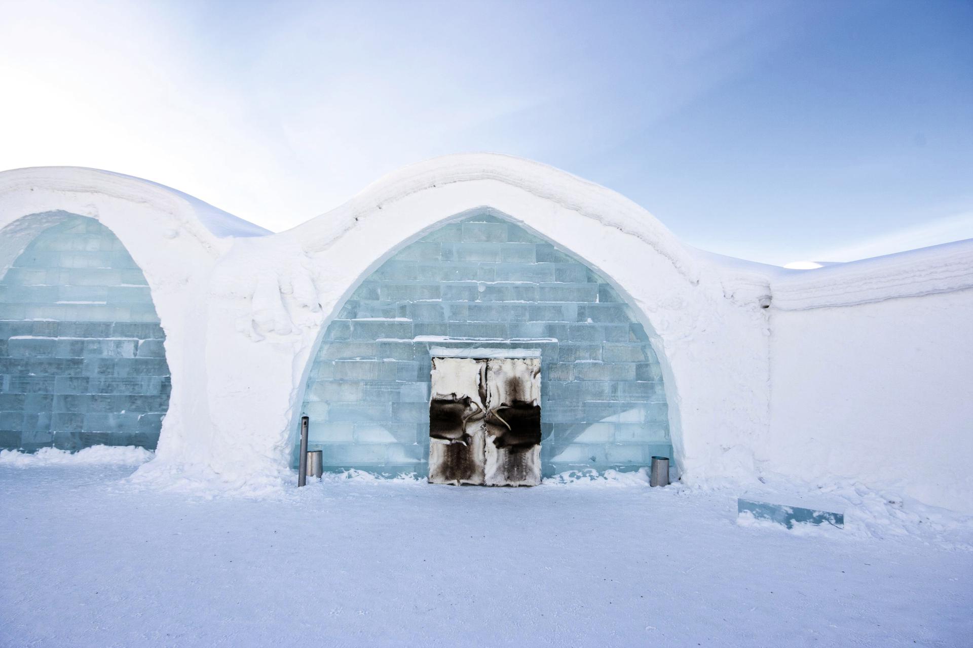 ICEHOTEl, Jukkasjärvi, Szwecja, proj. Åke Larsson, Arne Bergh, wnętrza: różni architekci i artyści, od 1996 roku