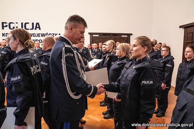 Nowi funkcjonariusze we Wrocławiu. Ponad połowa to policjantki! [ZDJĘCIA]