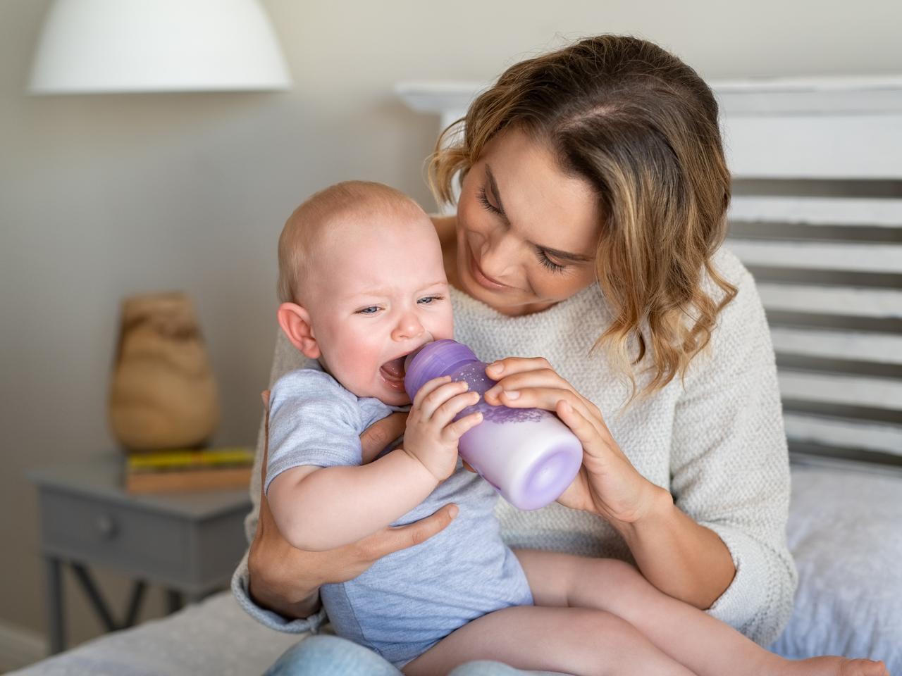 Moje dziecko nie chce pić z butelki. Co robić, by malec zaakceptował smoczek?