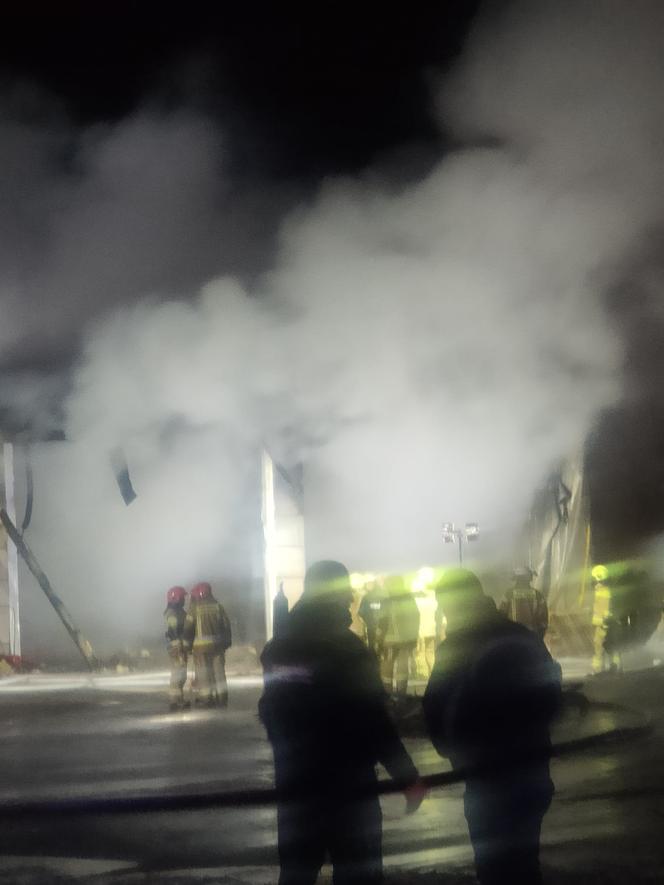 Nowa Biała. Gigantyczny pożar w składzie budowlanym. Prawie 100 strażaków walczyło z ogniem