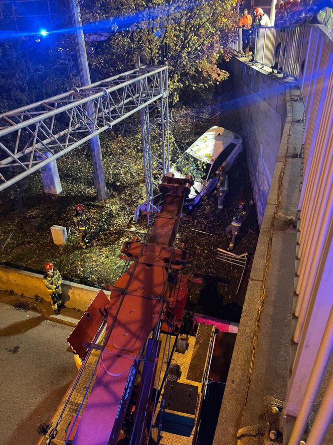 Samochód spadł z wiaduktu trasy S8