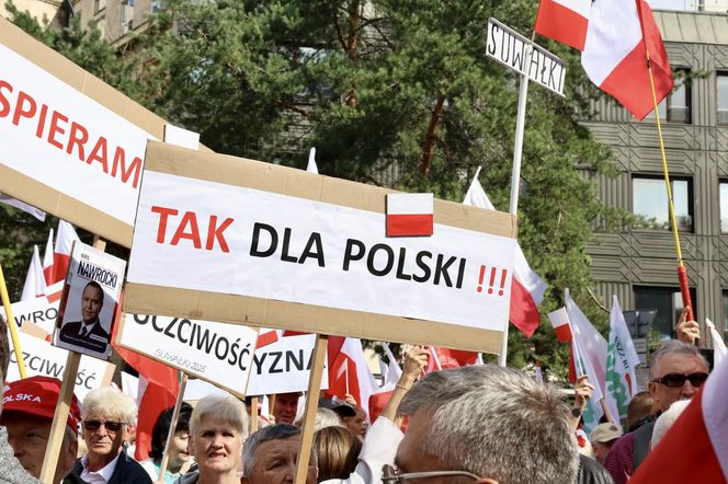 Banery na powitanie Nawrockiego 