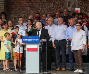 Jarosław Kaczyński z dzidziusiem na rękach ależ on go tuli 