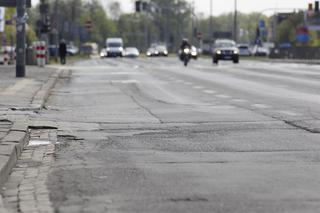 Warszawa ulica Modlińska, dziury, droga, asfalt, nawierzchnia