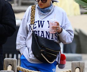 Kayah. Leczyła gardło i opalała kolana