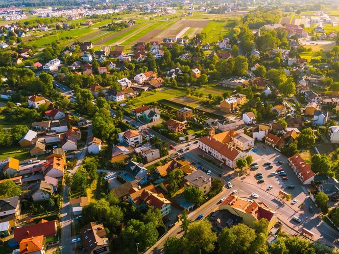 Największa wieś w Małopolsce leży w malowniczym miejscu. Ma więcej mieszkańców, niż niejedno miasto 