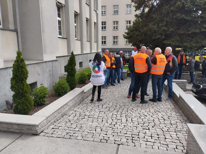 Konferencja prasowa hutników przed Ministerstwem Przemysłu w Katowicach