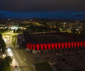Test iluminacji elewacji stadionu w Nowym Sączu 