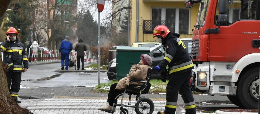 Ewakuacja bloku. Mogą wybuchnąć granaty!