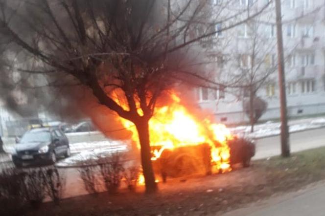 W Chodzieży o krok od tragedii! Samochód osobowy stanął w płomieniach