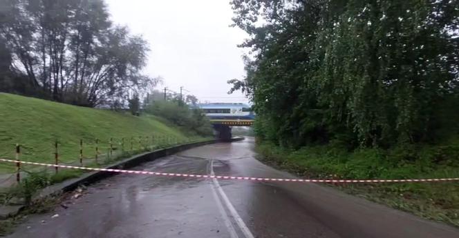 Zagrożenie powodziowe w Śląskiem. Zalane drogi, lokalne podtopienia w całym regionie