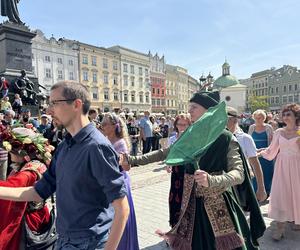 Polonez wiosenny na Rynku Głównym w Krakowie