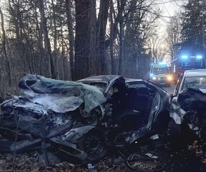  Rozpędzone auto wbiło się w Darię. Córeczki straciły mamę