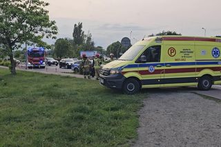 Pruszków. Przed szpitalem wpadł hulajnogą pod BMW. 21-latek w stanie krytycznym