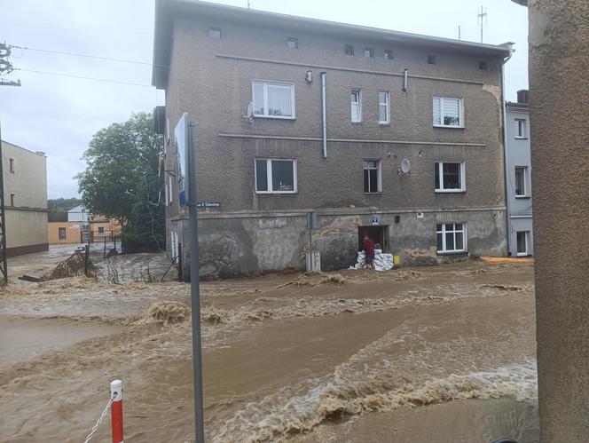 Zagrożenie powodziowe. Głuchołazy. Woda przelała się przez wały. Zalewa miasto