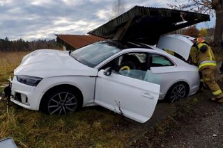 Fatalny wypadek pod Poddębicami. 33-latka z audi staranowała przystanek [ZDJĘCIA].