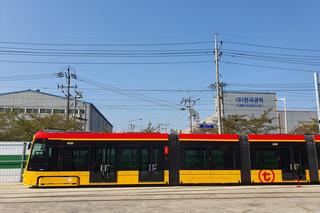 Najdłuższe tramwaje płyną do Warszawy z Korei Południowej. Pomieszczą nawet 240 pasażerów!