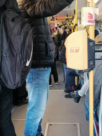 Tłok w autobusach i tramwajach w Warszawie