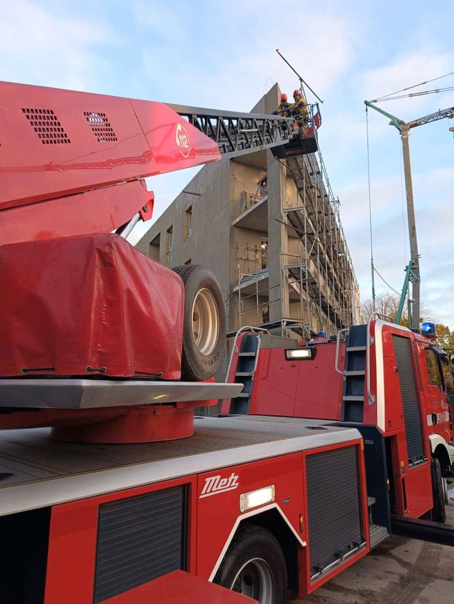Tajemnicza śmierć na budowie. Ciało mężczyzny między rusztowaniem a ścianą