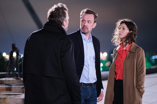 Na Wspólnej odc. 3332. brat bliźniak Rafała Ściborka (Bartosz Woźny), Krzysztof Smolny (Łukasz Konopka), Łucja/ Lara Cedro (Julia Wyszyńska)