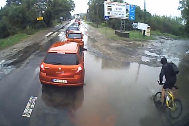 Takie właśnie są polskie drogi! Komiczny wypadek rowerzysty - WIDEO