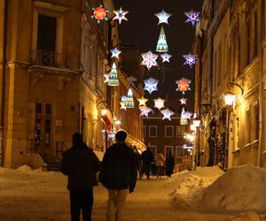 Lublin wieczorową porą. W mieście świąteczne ozdoby i hałdy śniegu. Zobacz zdjęcia!
