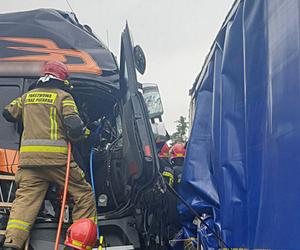 Potworny wypadek na A1 pod Radomskiem. 24-latka nie żyje. Zderzyły się cztery tiry [ZDJĘCIA]