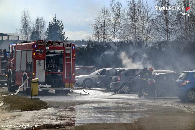 Chcieli wypalić trawę. Spalili 6 samochodów