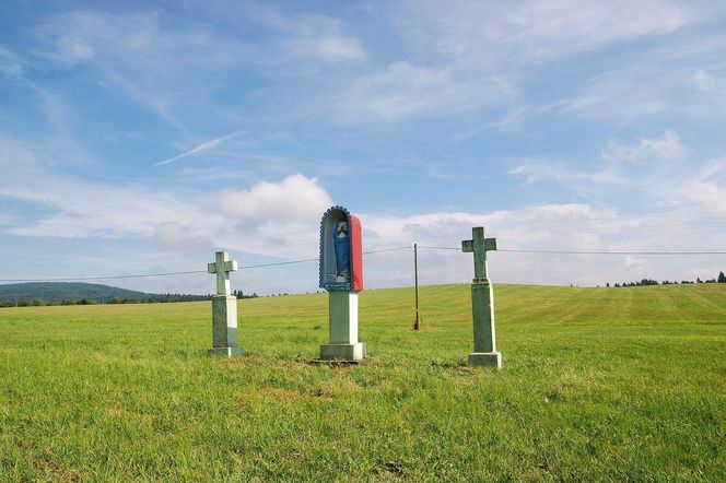 To dawna wieś królewska w Małopolsce. Jej znakiem rozpoznawczym są kamienne krzyże