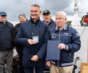 Tablica upamiętniająca Bohdana Sienkiewicza na Alei Żeglarzy w Gdyni