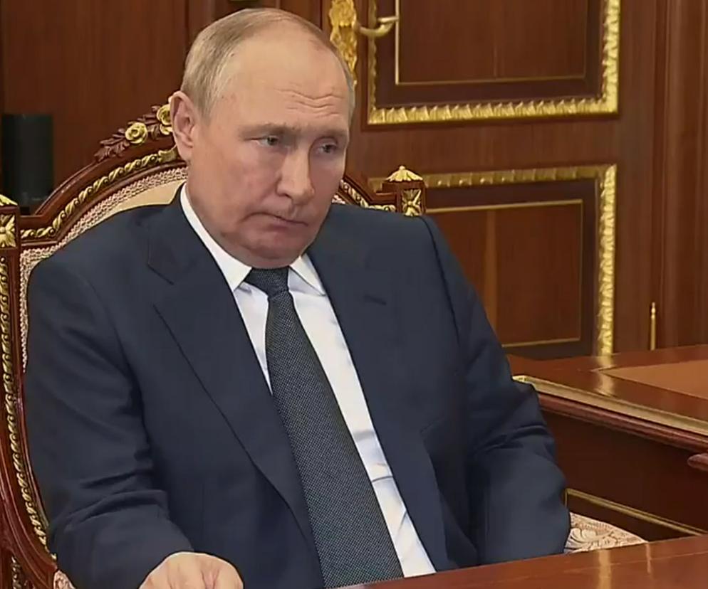 Putin zasypia na ważnym spotkaniu? Kurczowo trzyma się stołu, ledwo siedzi. Szokujące nagranie!