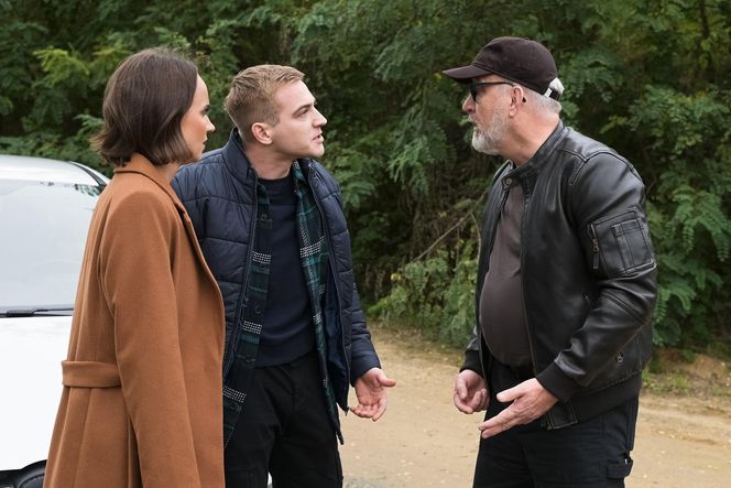 Pierwsza miłość odc. 3922. Melka (Ewa Jakubowicz), Kamil Biały (Igor Paszczyk), Jewgienij (Eugeniusz Malinowski)