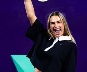 Aryna Sabalenka z pucharem