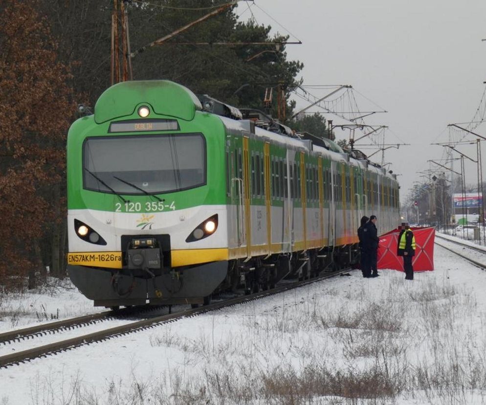 Kolejne potrącenie na „torach śmierci”. Nie żyje mężczyzna. PKP uspokaja i przypomina: „planujemy budowę podziemnych przejść”