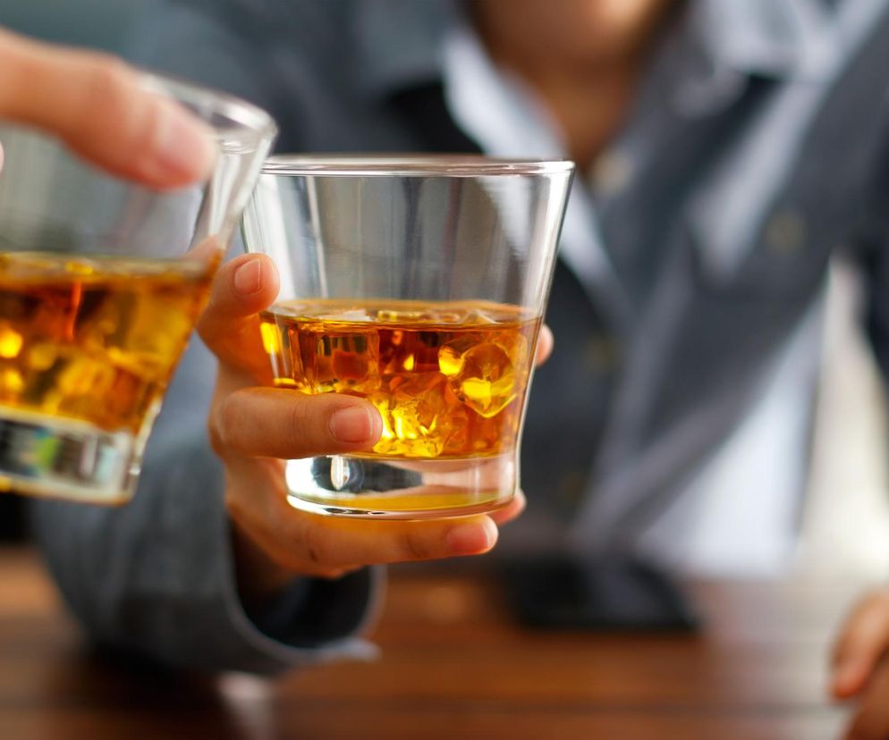 Już 5 lat regularnego picia alkoholu może zniszczyć wątrobę. Sprawdź swój wiek i dawki trunków