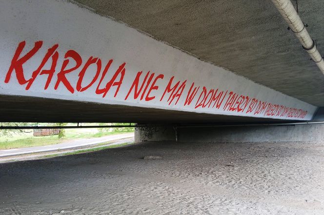 "Kultowy" napis "Karola nie ma w domu talerzy..." powrócił w nowej odsłonie