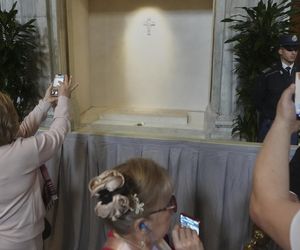 Wierni odwiedzają grób papieża Franciszka