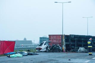Śmierć na autostradzie A1 w Ludwinowie. Rozpędzona Mazda roztrzaskała się o przewróconą naczepę