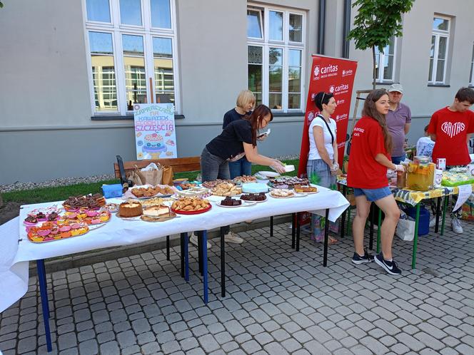 Nowa ławka Gaudiego została uroczyście odsłonięta podczas Pikniku Rodzinnego 2024 w siedleckiej "Jedynce"