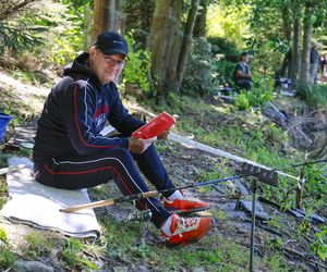 Jacek Rozenek z żoną i trzema bestiami, syn Łącz bez koszulki, a Jarosińska - nieprzyzwoicie... skromna. Aktorzy łowią!