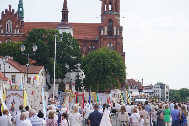 Boże Ciało 2024. Tłumy wiernych przeszły w procesji ulicami Białegostoku