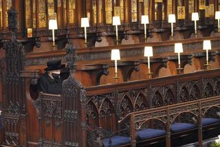 Pogrzeb księcia Filipa. Królowa Elżbieta II sama w ławie [ZAPIS RELACJI Z UROCZYSTOŚCI]