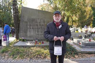 Wszystkich Świętych 2023. Wielkie kwestowanie na Cmentarzu Rakowickim w Krakowie