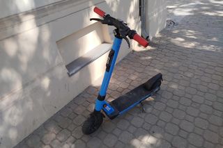O jakich przepisach należy pamiętać, jadąc hulajnogą elektryczną?