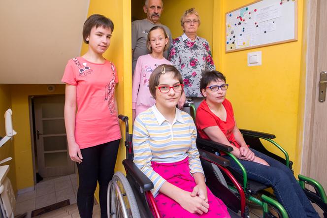 RODZINA KAKOŁÓW ZBIERA NA WINDĘ