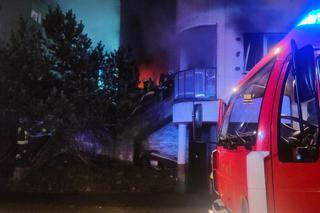 Pożar w Skokach. Z płonącego mieszkania wyniesiono mężczyznę